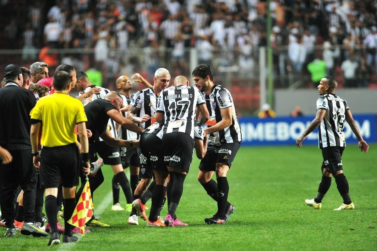 Elias marcou em chute de fora da rea e deu a vitria ao Atltico sobre La Equidad