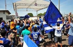 Torcida faz festa em aeroporto para receber o tricampe�o Brasileiro