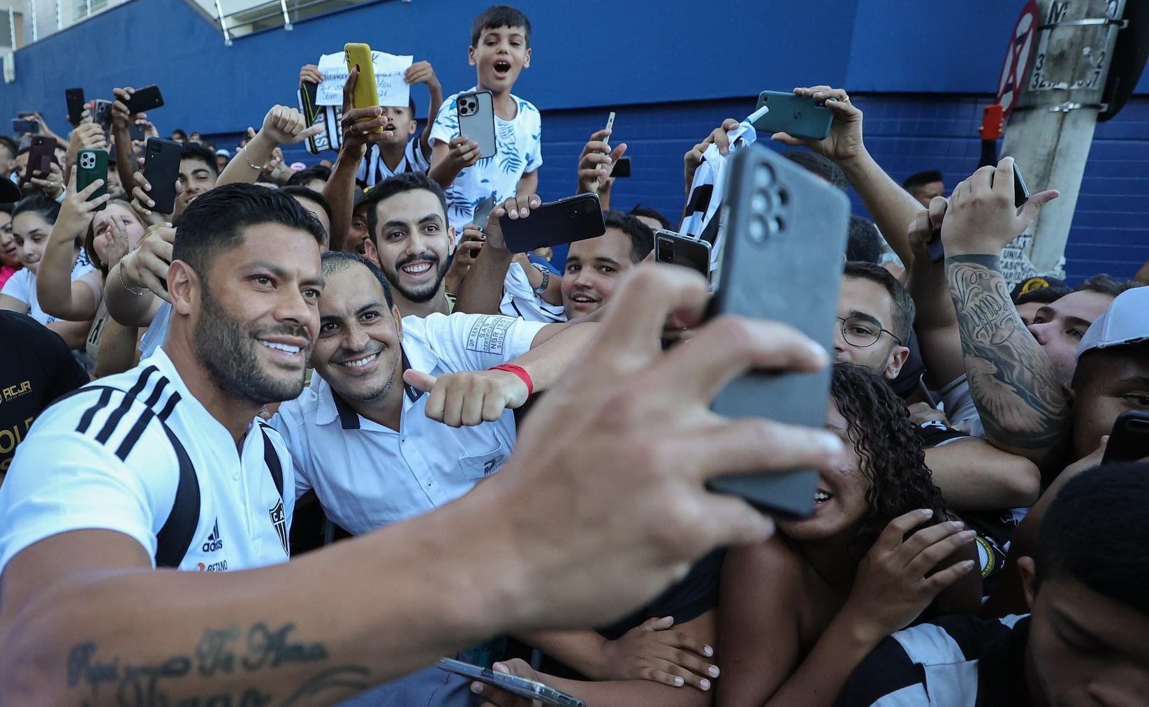 Atlético desembarca em Governador Valadares com recepção calorosa