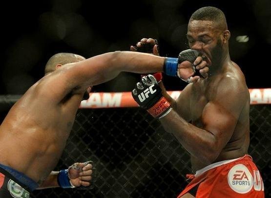 Jon Jones (bermuda vermelha) venceu Daniel Cormier por decisão unânime e manteve o cinturão