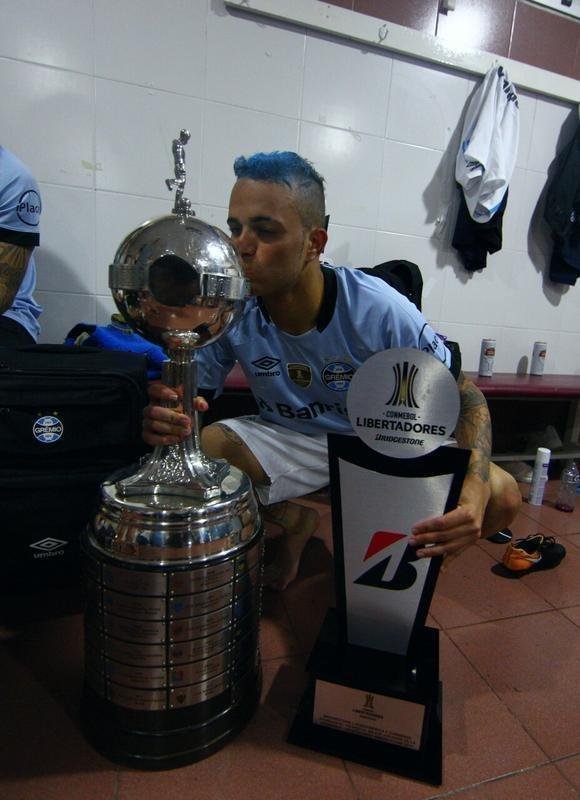 GRMIO - Por ter conquistado a Copa Libertadores recentemente, em 2017, o Grmio tem, naturalmente, o elenco com mais campees em relao aos concorrentes brasileiros. A lista conta com 14 jogadores: Paulo Victor, Cortez, Leonardo Gomes, Leonardo Moura, Rafael Thyere, Pedro Geromel, Kannemann, Marcelo Oliveira, Michel, Kaio, Maicon, Everton, Jael e Luan (foto). Todos ganharam o torneio uma vez - e justamente com a camisa tricolor.