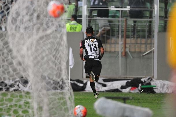 Imagens do primeiro tempo da partida entre Atltico e So Paulo; Carlos ampliou para o Galo