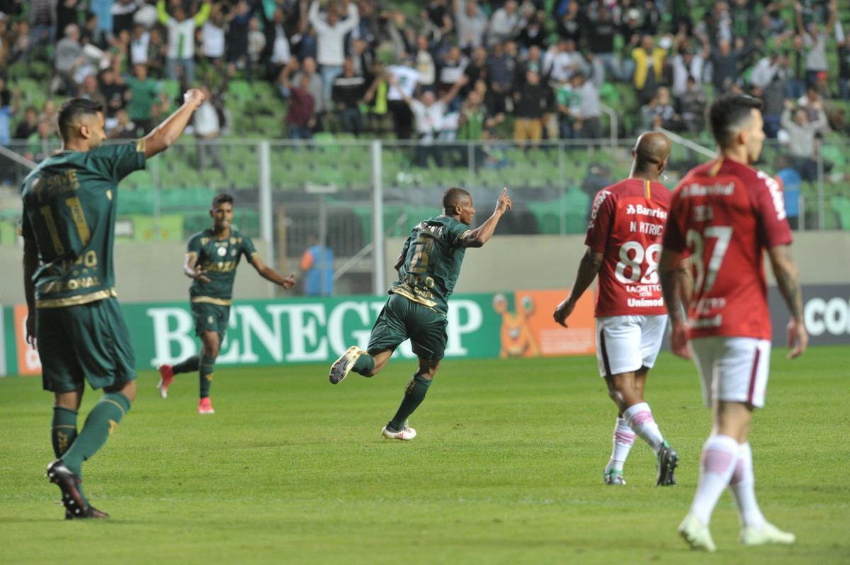 Juninho abriu o placar para o America com um golao, em chute de fora da rea: 1 a 0
