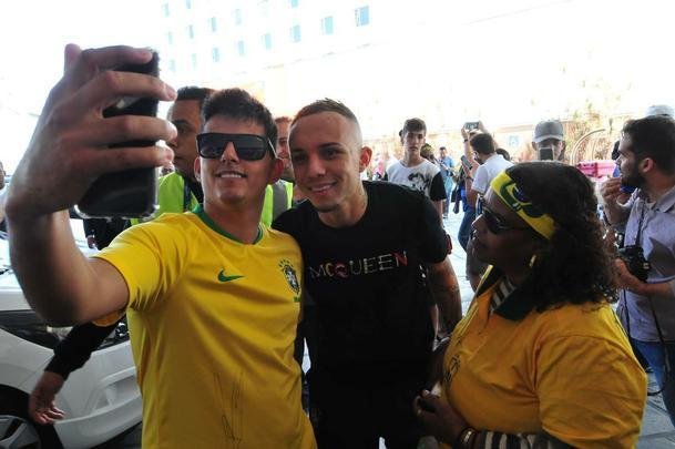 Depois de derrotar a Argentina por 2 a 0 no Mineiro e garantir vaga na final da Copa Amrica, jogadores da Seleo Brasileira ganharam folga em Belo Horizonte e foram tietados por torcedores na porta do hotel Ouro Minas. Na foto, o atacante Everton Cebolinha, do Grmio