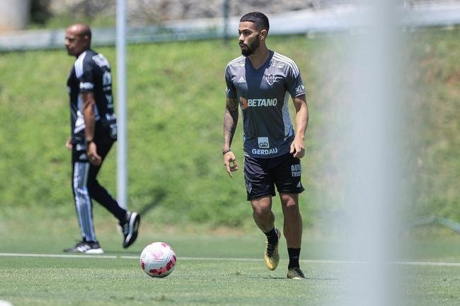 Fotos do treino do Atltico nesta quarta-feira (12/10), na Cidade do Galo. Em recuperao de um incmodo na panturrilha esquerda, Hulk fez funcional no campo e ainda  dvida para o confronto contra o Flamengo, no sbado, s 20h30, no Maracan, pelo Brasileiro