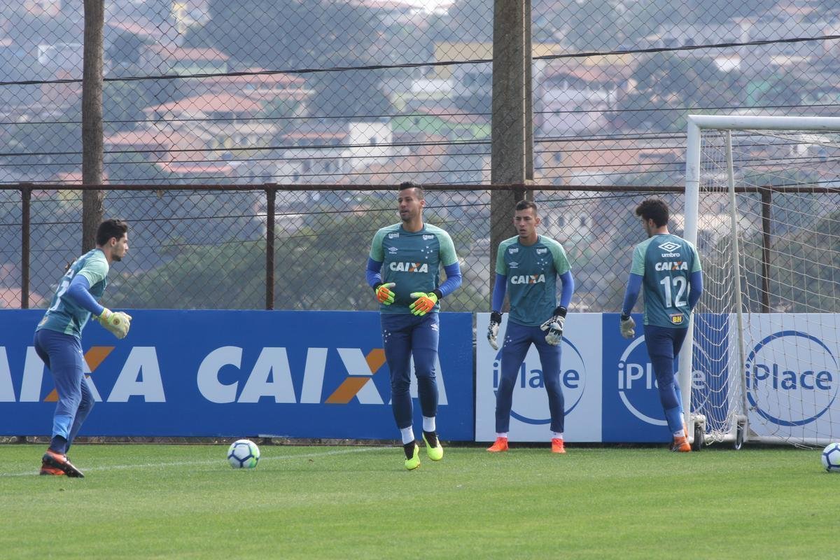 Presidente do Cruzeiro, Wagner Pires de S, acompanhou treino deste sbado, na Toca da Raposa II. Mais uma vez, Arrascaeta treinou normalmente e est cotado para iniciar como titular diante do Atltico-PR, na segunda-feira, no Mineiro, pelas oitavas de final da Copa do Brasil