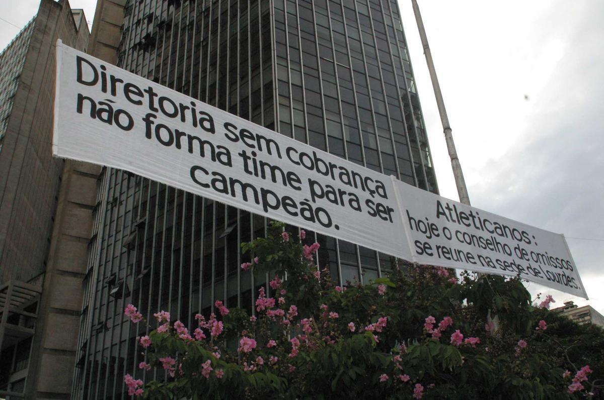 Em 2002, o Atltico chegou nas quartas de final do Campeonato Brasileiro, mas levou uma goleada do Corinthians (6 a 2) em um dos jogos e ficou pelo caminho. A torcida espalhou faixas por Belo Horizonte para demonstrar a insatisfao com a diretoria do clube.