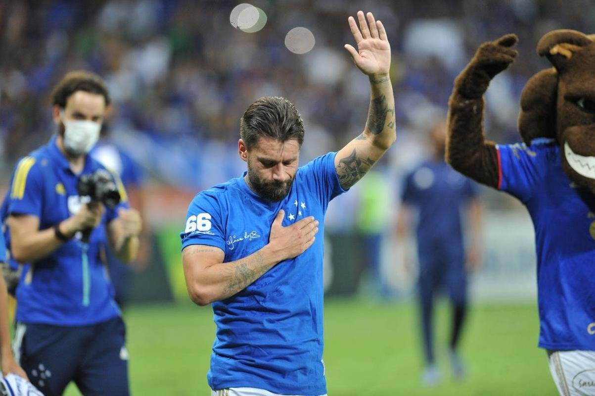 Ao lado dos filhos, Rafinha e Nicholas, Rafael Sobis foi aos prantos no Mineiro em sua despedida do futebol com a camisa do Cruzeiro. Depois de trocar a camisa com o histrico craque celeste Dirceu Lopes, ele saudou os torcedores e teve o nome gritado pelo estdio lotado. Noite foi de muita emoo para o agora ex-atacante, de 36 anos.