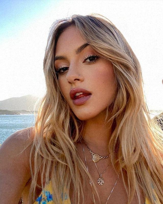 Fotos de Sandri Oliveira, modelo que est em relacionamento com Richarlison, da Seleo Brasileira