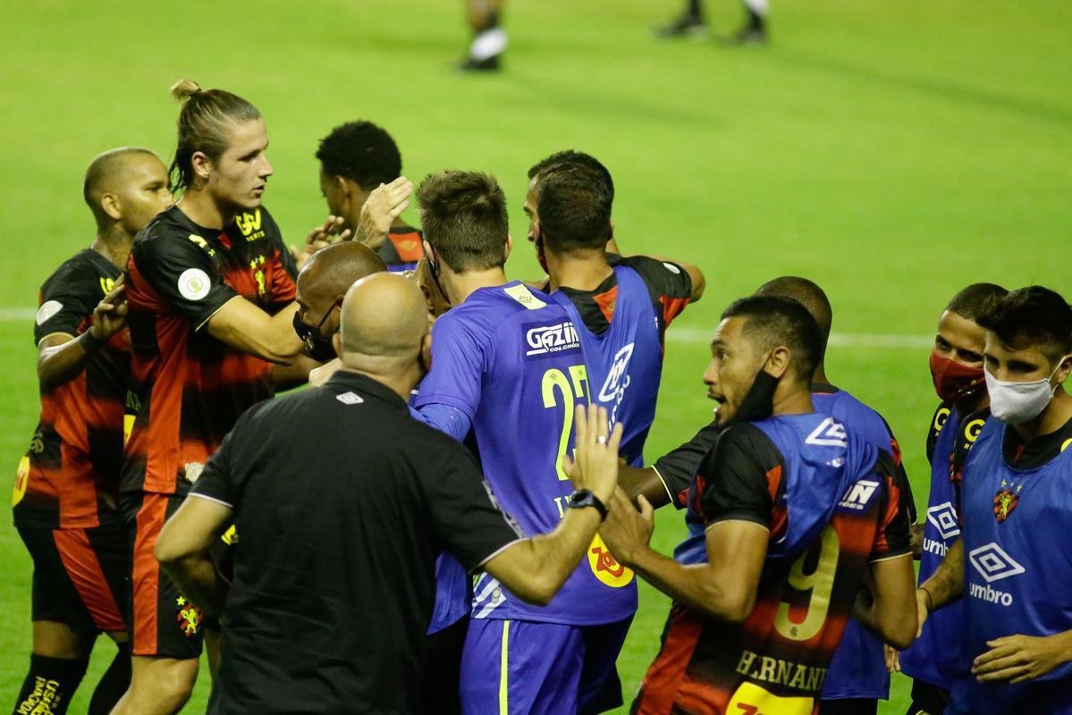 Sport estreou com clássico regional na série A e bateu o Ceará por 3 a 2, com dois gols de Elton e um de Jonatan Gomez, na Ilha do Retiro, sem público.