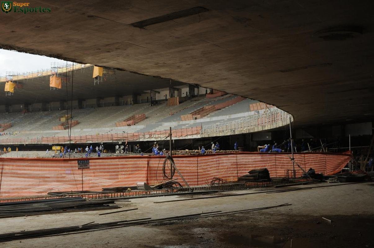04/06/2012 - Tubos que sustentaro a nova cobertura, em formato de membrana, chegam ao estdio e comeam a ser instalados. 
