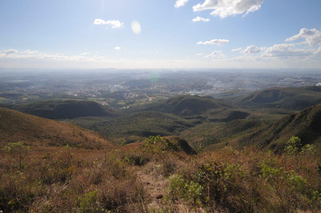 Foto do Mirante do Jatobá, em Brumadinho, local onde o volante Henrique, do Cruzeiro, sofreu acidente de carro na sexta-feira (26/6). Depois de deixar asfalto, passar sobre a vala e percorrer uma trilha, carro do jogador, um Land Rover, caiu neste local. (Alexandre Guzanshe / EM DA PRESS)