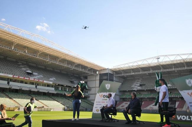 Mauro Zrate, atacante argentino de 34 anos, foi apresentado oficialmente pelo Amrica na tarde desta sexta-feira (3), no Estdio Independncia, em Belo Horizonte. Experiente, o atleta tem passagens por clubes como Fiorentina, Lazio e Inter de Milo, da Itlia, e tambm por Vlez Sarsfield e Boca Juniors, da Argentina.