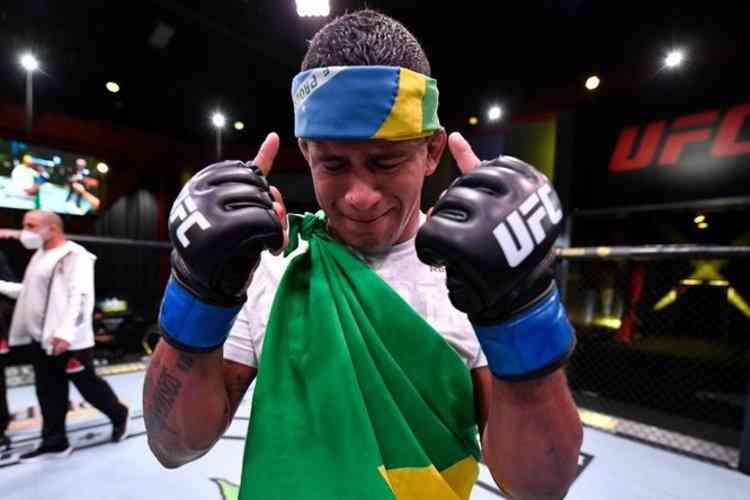 Campeão, Usman recebe bônus de US$ 50 mil por vitória no UFC 245