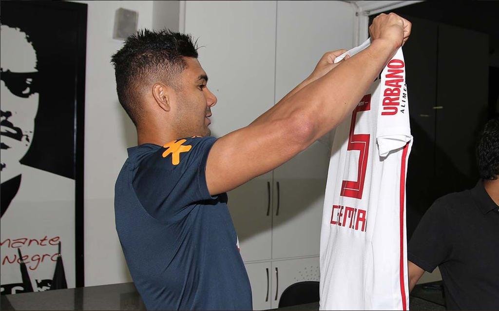 Casemiro ganhou uma camiseta do São Paulo, clube que o revelou