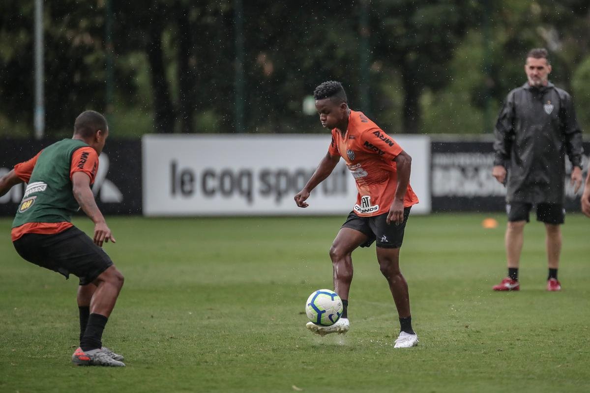 Atltico treina com Victor e Jair em campo; veja fotos
