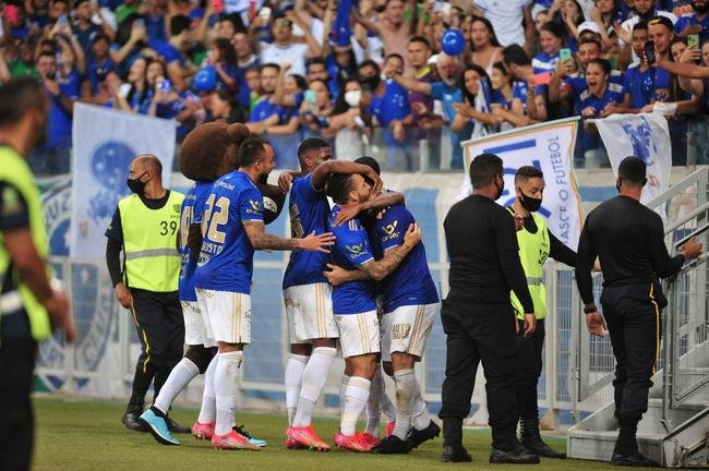 Fotos da torcida do Cruzeiro na volta ao Mineiro em partida contra o Brusque pela 35 rodada da Srie B
