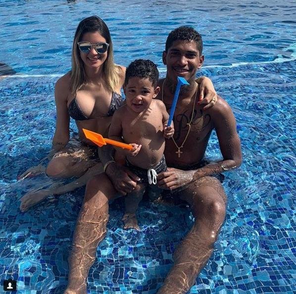 O atacante Raniel com a famlia em um resort