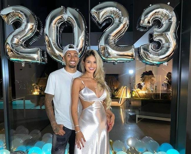 Atacante brasileiro Raphinha, do Bar�a, e a esposa