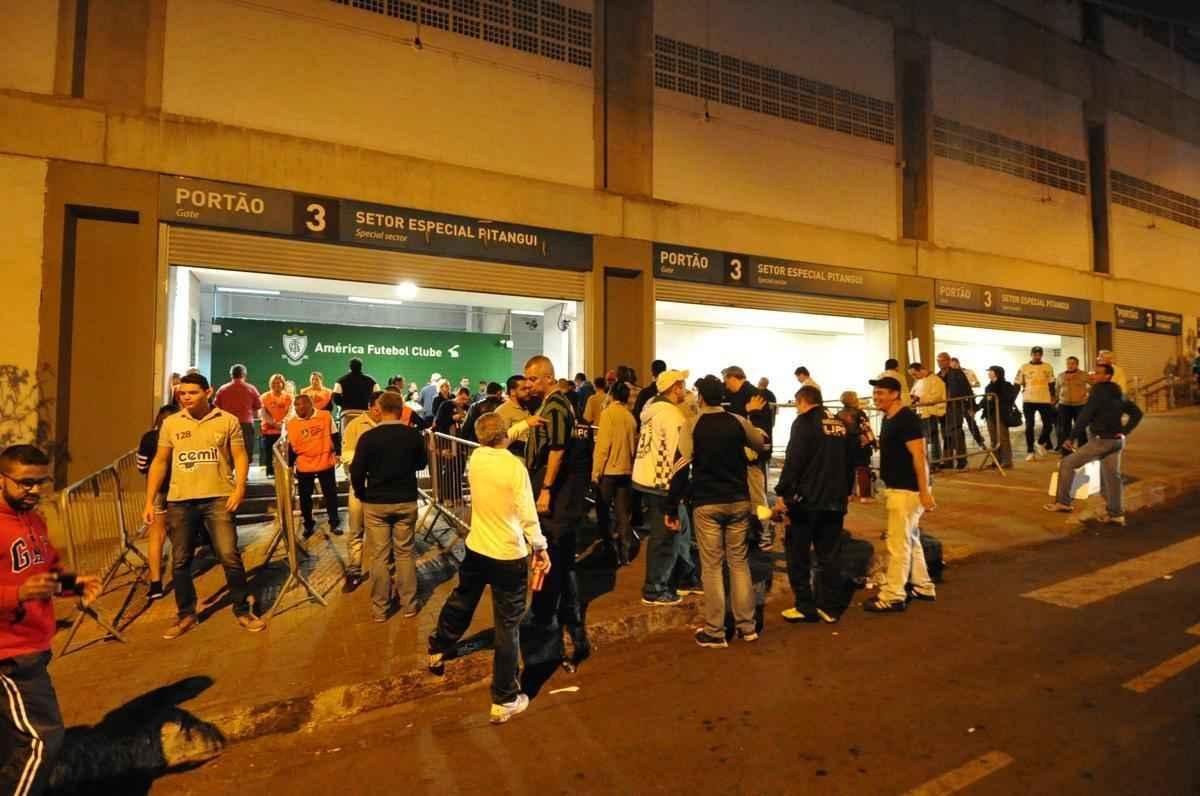 Aproveitando a boa fase do time em campo, torcedores americanos curtem pr-jogo em bares do Horto