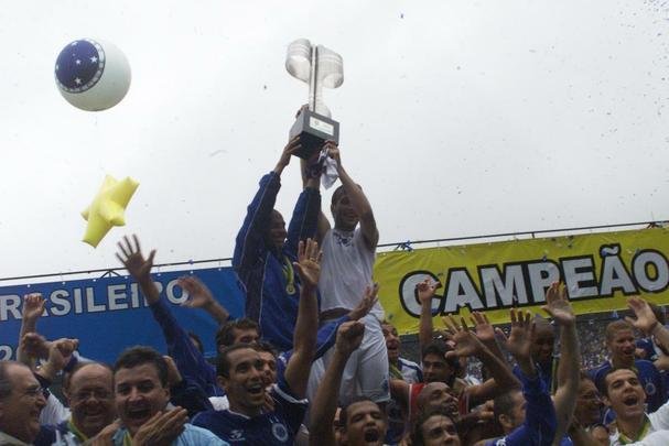 Com o ttulo brasileiro confirmado, o Cruzeiro fez no dia 7 de dezembro de 2003 o jogo da taa e das faixas contra o Fluminense, no Mineiro. Com show de Alex, autor de dois gols, o time celeste goleou os cariocas por 5 a 2 e promoveu nova festa da torcida azul em Belo Horizonte. Jogadores finalmente ergueram a taa oficial do Campeonato Brasileiro, cedida pela CBF, e deram a volta olmpica. Os campees brasileiros de 1966 tambm participaram das comemoraes no Gigante da Pampulha.