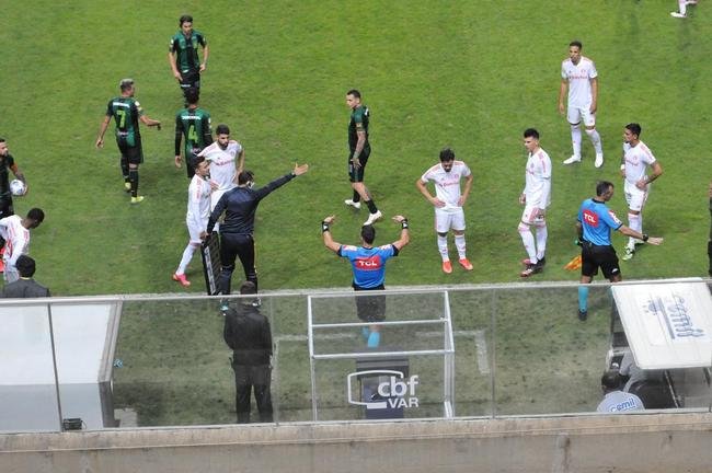 Rodrigo Dourado empatou o jogo para o Internacional no segundo tempo