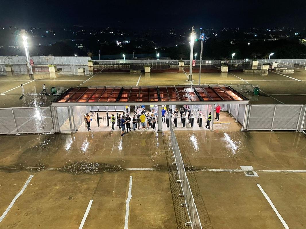 Torcedores no entorno do Mineiro, em BH, antes do jogo entre Brasil e Paraguai pelas Eliminatrias da Copa do Mundo do Catar