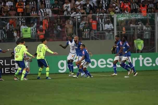 Zagueiro Bruno Rodrigo comemora gol da vitria sobre o Atltico no Horto