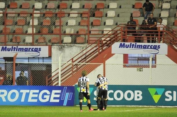 Villa Nova e Atltico se enfrentaram no Alapo do Bonfim, em Nova Lima, pelo Campeonato Mineiro