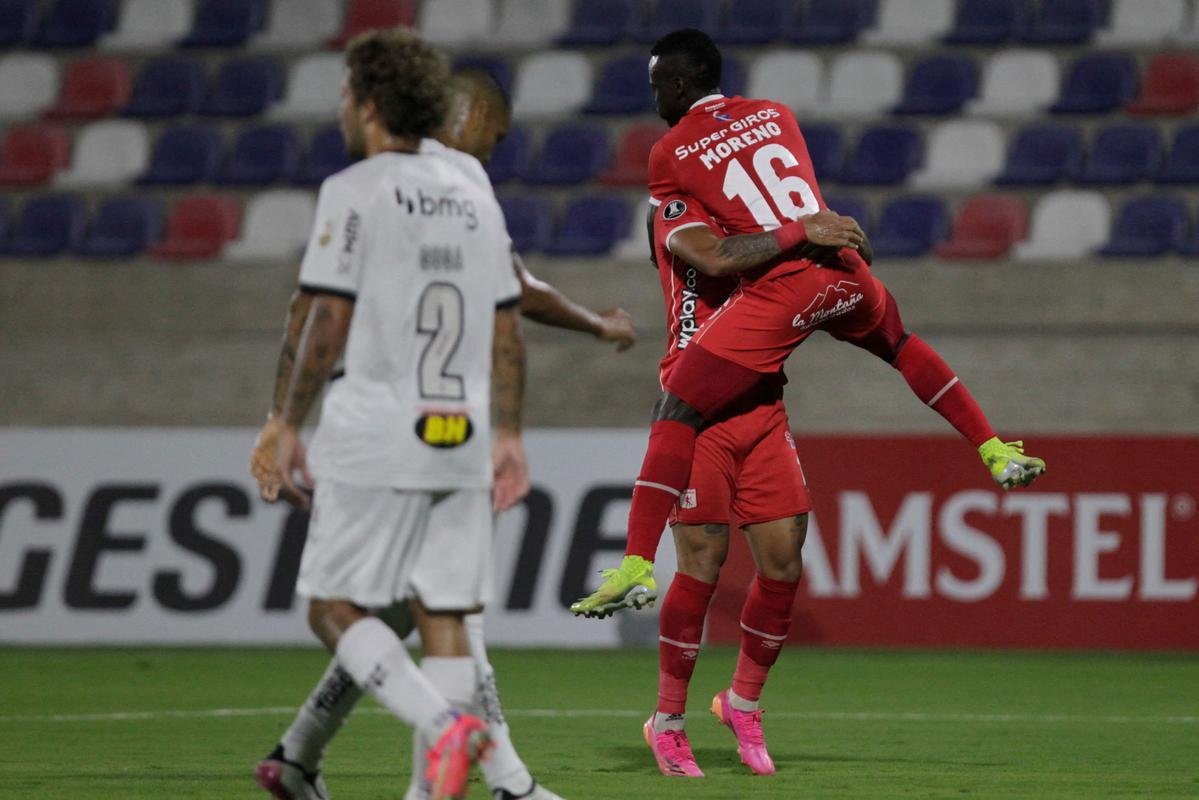 Jogo entre Amrica de Cli e Atltico, em Barranquilla, pela Copa Libertadores, teve diversas paralisaes devido aos efeitos do gs de pimenta nos atletas. Protestos do lado de fora do estdio, contra o governo, tiveram consequncias no gramado. 