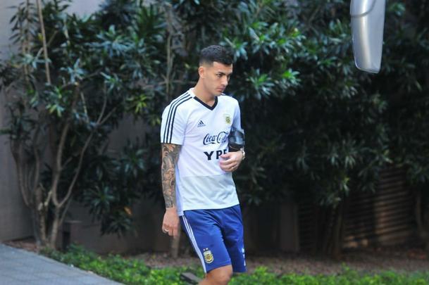 Jogadores da Argentina embarcam rumo ao treino no Independência