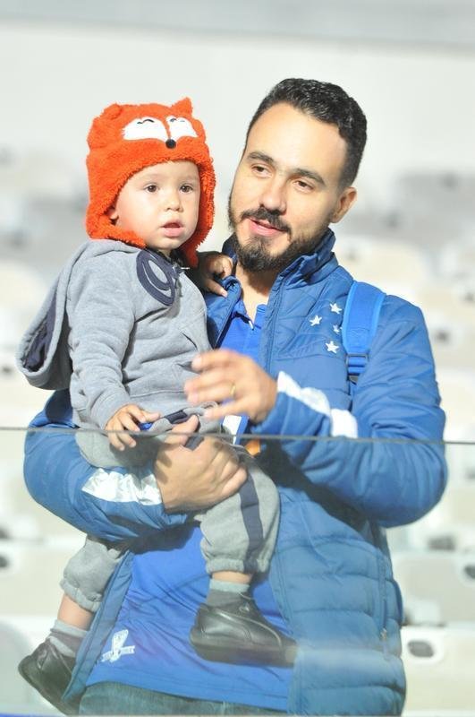 Torcida do Cruzeiro encarou frio e crise de abastecimento para apoiar o time contra o Palmeiras, no Mineiro