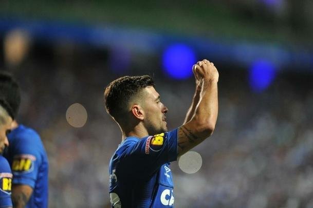 Com gols de Thiago Neves, Arrascaeta e Ded, Cruzeiro goleou a Chapecoense por 3 a 0