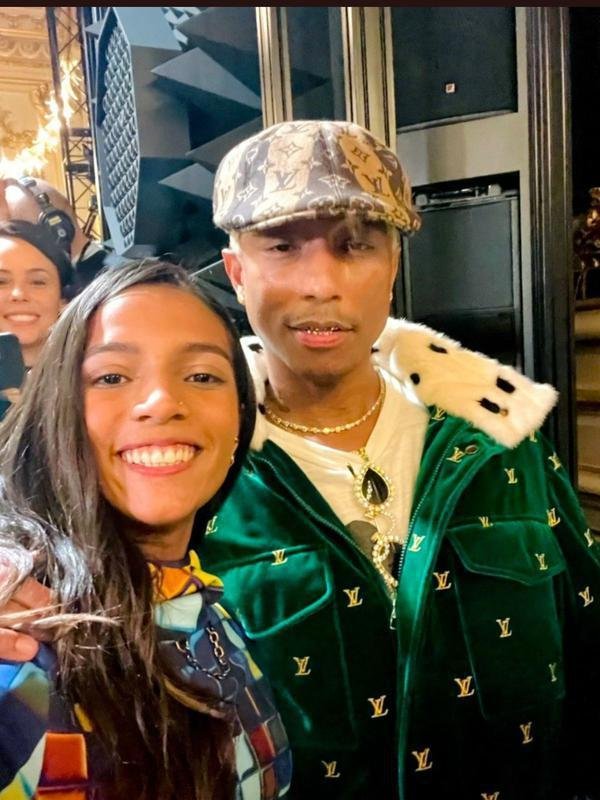 Rayssa Leal posou com o cantor norte-americano Pharrell Williams