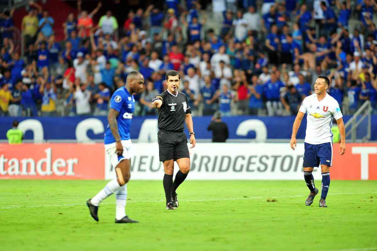 Sass marcou de pnalti e deu a tradicional sarrada no ar: Cruzeiro 3 a 0