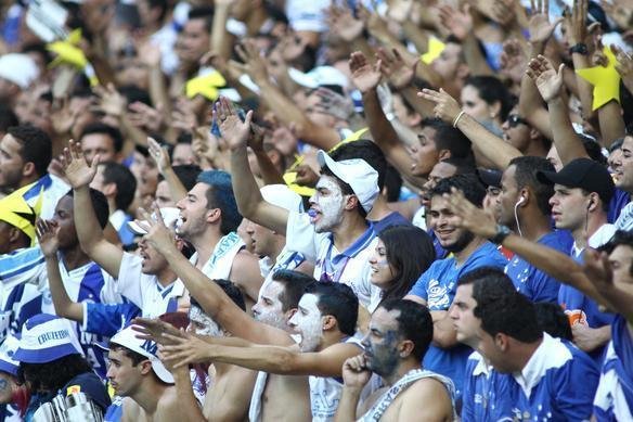 Torcida acompanha com ansiedade a vitria do Cruzeiro sobre o Grmio