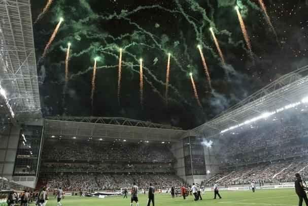 Treze anos depois, Atlético e São Paulo se encararam na Copa Libertadores. E muitas histórias seriam contadas. Logo na estreia das equipes no torneio de 2013, Ronaldinho Gaúcho, Rogério Ceni e um gole de água mudariam o rumo da partida. 'Malandro', o astro atleticano pediu água ao goleiro são-paulino aos 10 minutos do primeiro tempo, quando Júnior César recebia atendimento no gramado. Não havia marcação de falta, era apenas lateral para o Galo. Apenas? Assim que foi autorizado, Marcos Rocha cobrou rapidamente e achou Ronaldinho livre na área. O meia cruzou para Jô fazer 1 a 0. O Atlético venceu por 2 a 1.
