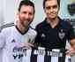 Craque da Argentina, Lionel Messi recebe camisa personalizada do Atltico