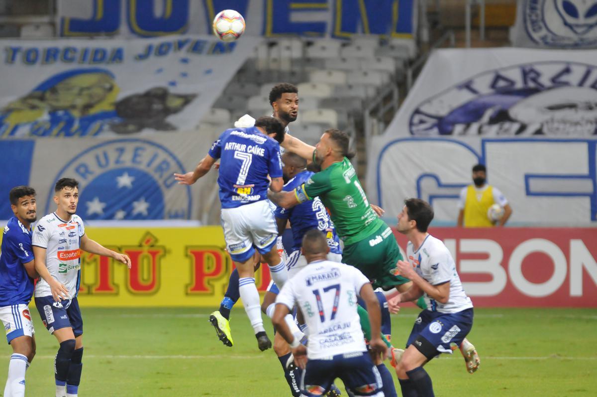Fotos do jogo entre Cruzeiro e Confiana, no Mineiro, em Belo Horizonte, pela 24 rodada da Srie B do Campeonato Brasileiro