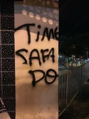 Imagens do protesto da torcida do Atltico na sede de Lourdes