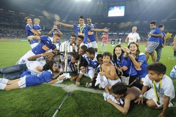 Mesmo com derrota para o Bahia, Cruzeiro fez festa e recebeu o trofu do Brasileiro