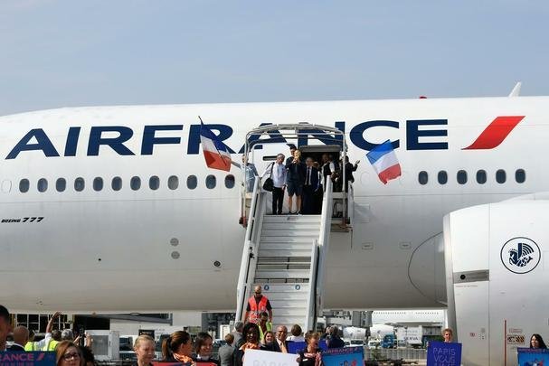 Aps conquistar o ttulo de campe do mundo, Seleo da Frana volta para casa e  recebida com festa no aeroporto de Paris