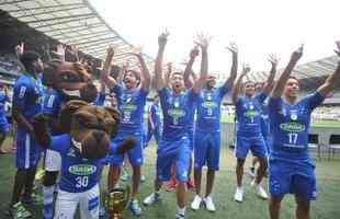 Jogadores do time de vlei do Cruzeiro deram volta olmpica no Mineiro