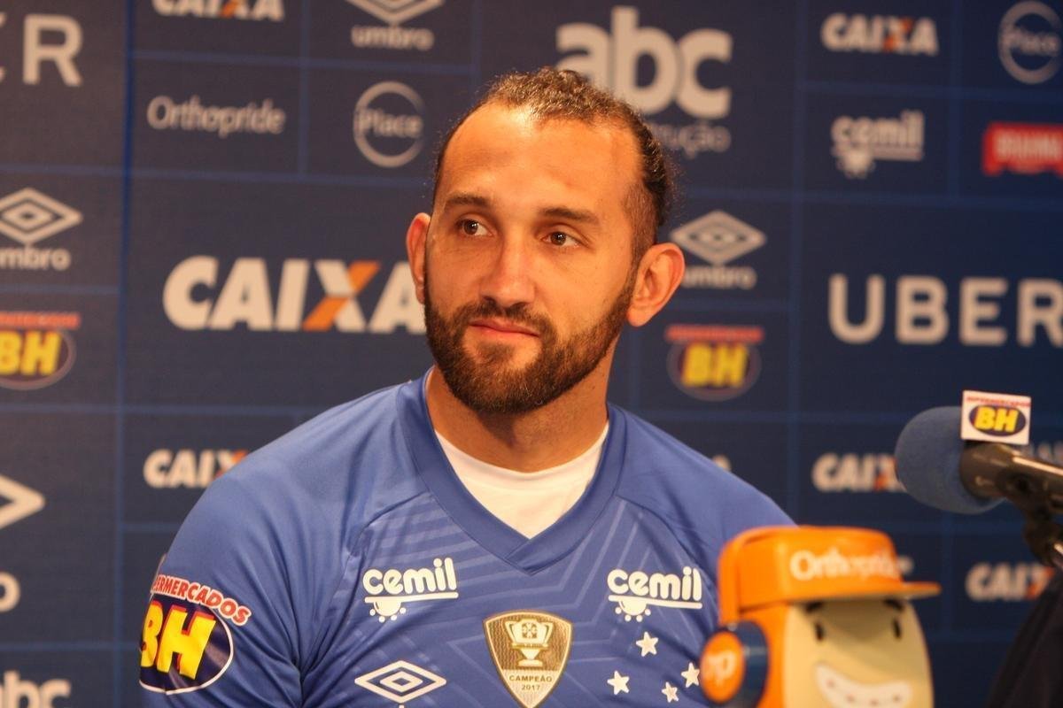 Atacante Barcos, o 'Pirata', vestiu a camisa 28 do Cruzeiro e falou sobre desejo de conquistar muitos ttulos