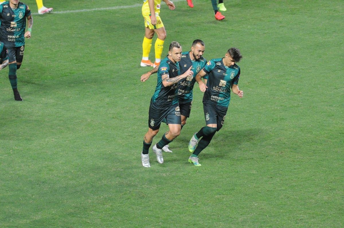 Fotos do jogo entre Amrica e Sampaio Corra, no Independncia, em Belo Horizonte, pela 27 rodada da Srie B do Campeonato Brasileiro