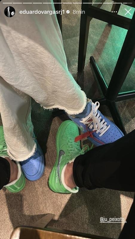 Entusiasta dos 'sneakers', o atacante Eduardo Vargas publicou foto com a namorada.