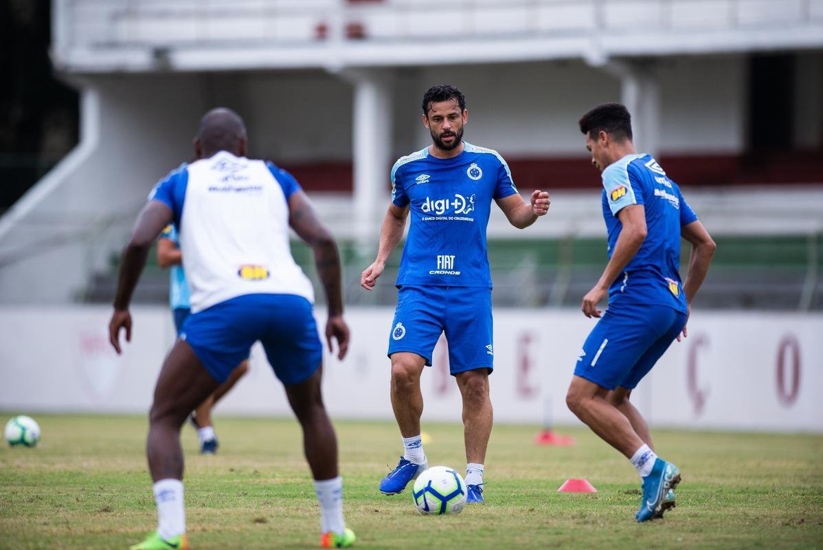 Jogadores do Cruzeiro treinaram nesta tera-feira nas Laranjeiras, estdio do Fluminense, no Rio de Janeiro. Adilson Batista pode promover entradas de Ezequiel e Fred ao time diante do Grmio, na quinta-feira.