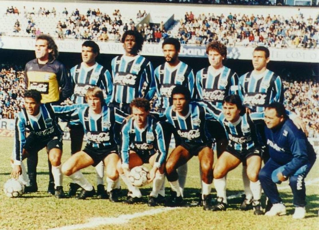 Em 1990, o Grmio conquistou a Supercopa do Brasil em final disputada contra o Vasco. O primeiro jogo terminou com vitria tricolor por 2 a 0 e o segundo terminou empatado em 0 a 0