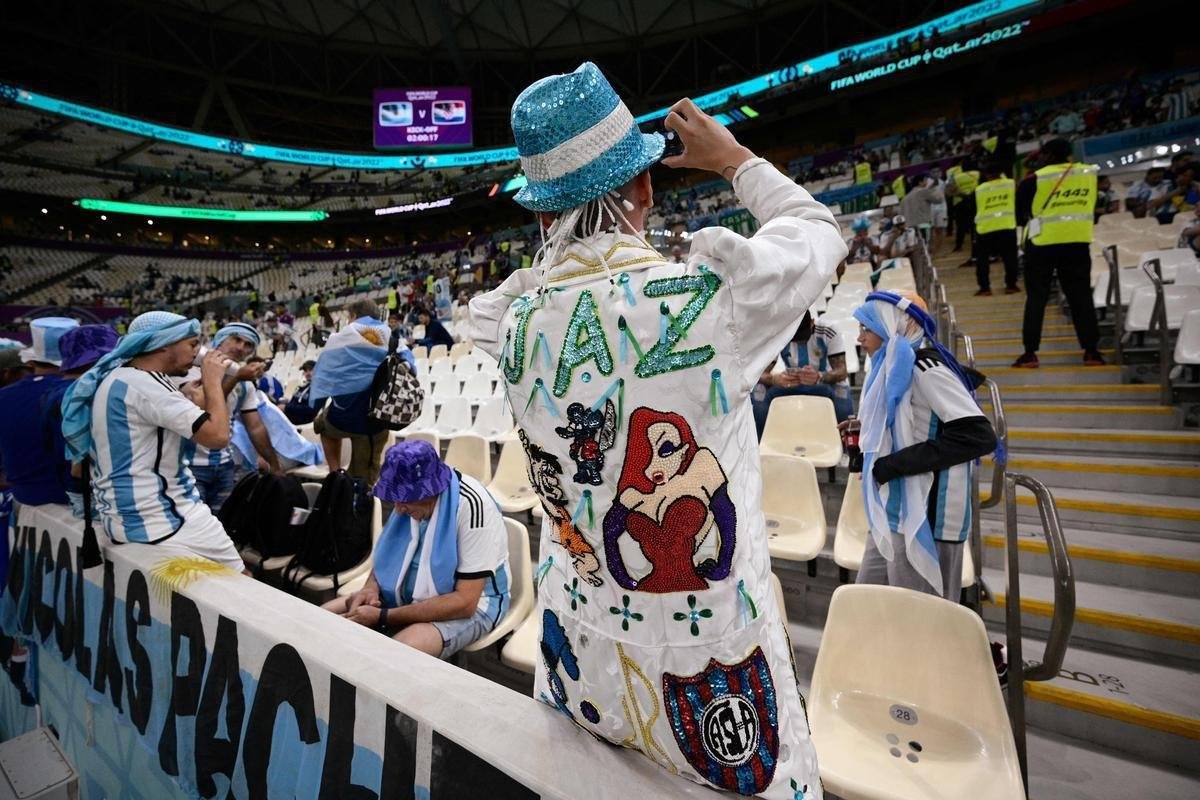 Imagens das torcidas de Argentina e Crocia no duelo pela semifinal da Copa do Mundo do Catar, no estdio Lusail