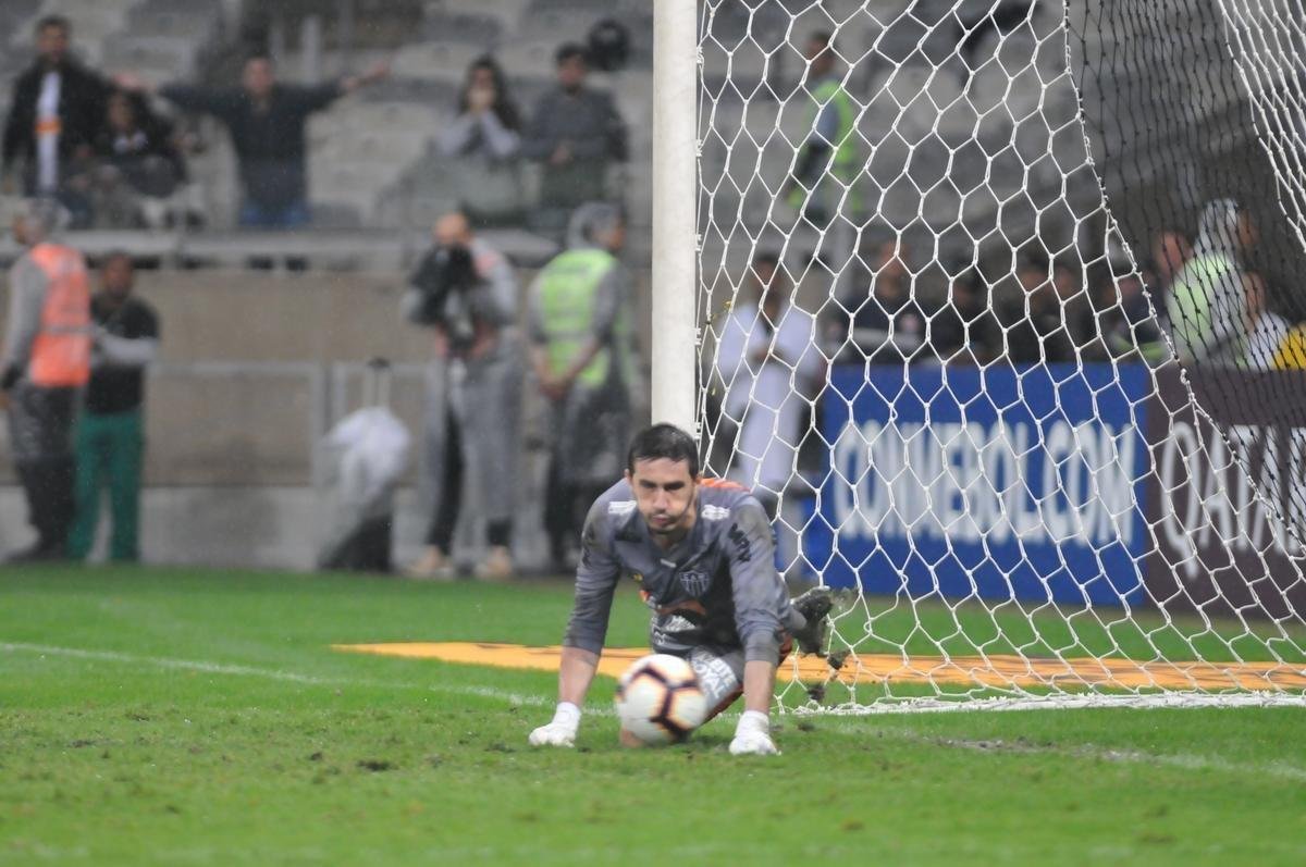 Atltico perdeu por 4 a 3 para o Coln nos pnaltis e foi eliminado da Copa Sul-Americana. Goleiro argentino Burin defendeu penalidades de Rver e Cazares